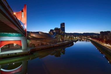 Guggenheim Müzesi ve Deusto Üniversitesi Gece, Bilbao, Biscay