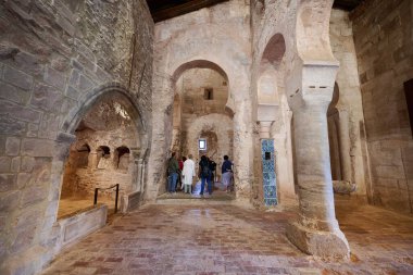 San Millan de la Cogolla, La Rioja, İspanya 'daki Suso Manastırı' nın iç manzaralı turistler.