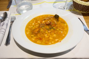 Tipik İspanyol yemeği, sucuklu beyaz fasulye.