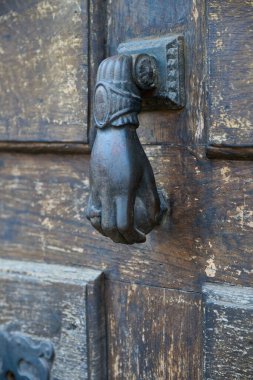 Ahşap bir kapı üzerinde tokmağı