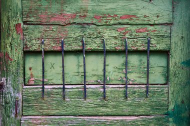 Çürümüş, yeşil, boyanmış ahşap bir yapıya yakından bakın.