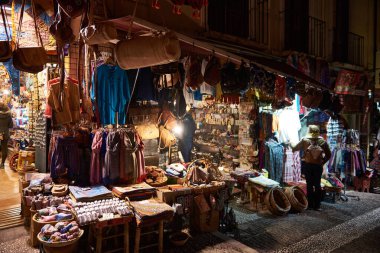 Geceleri Fas, Granada, Endülüs, İspanya ve Avrupa 'da el sanatları satan turistler ve hediyelik eşya dükkanları.