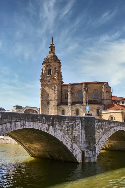 Arka planda Nervion Nehri, San Anton Köprüsü ve San Anton Kilisesi, Bilbao, Bizkaia, Bask Ülkesi, Euskadi, Euskal Herria, İspanya, Avrupa