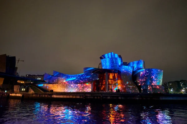 Bilbao, İspanya. 11 Ekim, 2017. Yansımalar, Guggenheim Müzesi Yüzündeki Muhteşem Işık Leo Warner