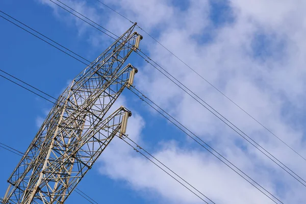Yüksek gerilim kulesinin üst kısmının görüntüsü