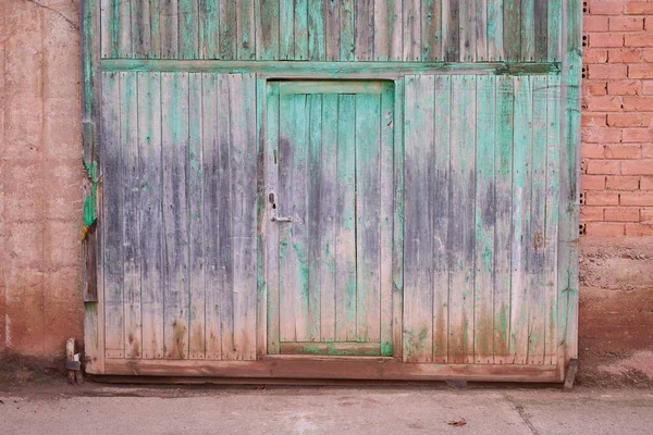 Eski köyün eski ahşap kapısı.