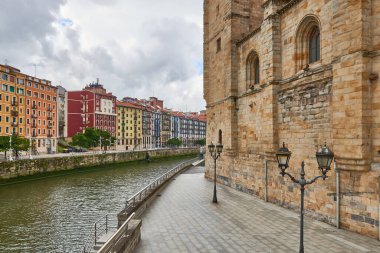 Nervion Nehri ve Marzana Rıhtımı, Bilbao, Biscay, Bask Ülkesi, Euskadi, Euskal Herria, İspanya, Avrupa.