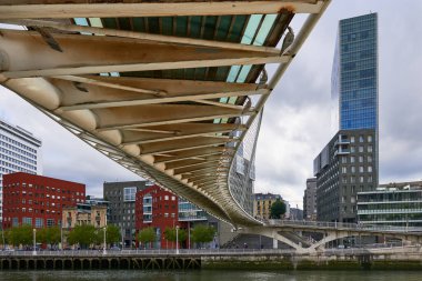 Zubizuri Köprüsü (Santiago Calatrava Köprüsü) ve Isozaki Kulesi Nervion Nehri, Bilbao, Biscay, Bask Ülkesi, Euskadi, Euskal Herria, İspanya, Avrupa