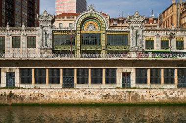 Nervion Nehri ve eski Concordia tren istasyonu, Bilbao, Biscay, Bask Ülkesi, Euskadi, İspanya, Avrupa