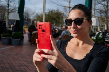 cep telefonu arayan genç kadın