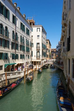 Venedik Kanalı 'nın güneşli bir günde Gondol ile dikey görüntüsü, Venedik, İtalya