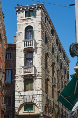 İtalya, Venedik 'te eski dar bir bina manzarası