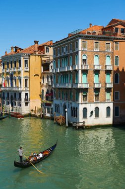 Venedik, İtalya - 22 Nisan 2009 Venedik. İtalya, Veneto 'daki en eski ve en ünlü köprü olan Ponte di Rialto' dan turistlerle dolu gondol manzarası. 