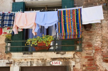 İtalya, Venedik 'teki çamaşır ipli antik binanın ayrıntıları.