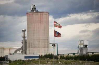 Bask Ülkesi ve Zierbena Rüzgarda Dalgalanan Bayraklar ve Bilbao, Biscay, Bask Ülkesi, Euskadi, Euskal Herria, İspanya, Avrupa Limanı Fabrikası.