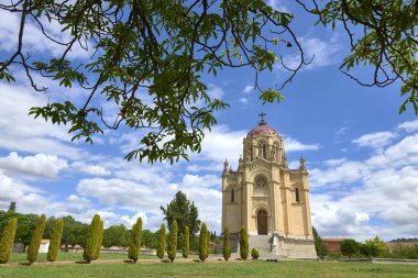 İspanya 'nın Guadalajara kentindeki Adoratrices parkında Sevillano Düşesi Duquesa de Sevillano' nun Panteonu