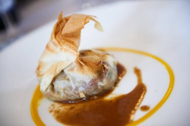 Çıtır ördek çantası, Pedro Ximenez Suyu 'nda armut ve kaz ciğeri..