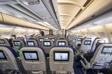 04-05-2016, Airbus A-340-300 'ün içindeki koltukların arkası.