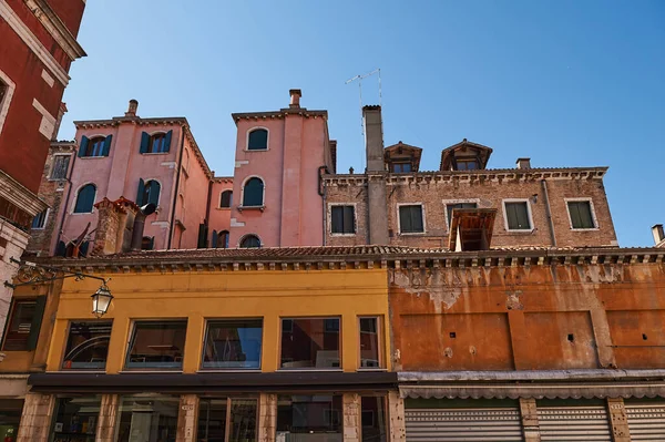 İtalya 'nın Venedik kentindeki antik cephelerin görüntüsü