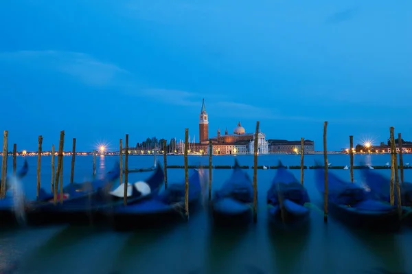 Venedikli Gondolalar geceleri sallanırken arka planda San Giorgio Maggiore Adası vardı.