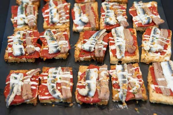 Montaditos, Pintxos veya Tapas, kırmızı biberli ekmek ve ançüez..