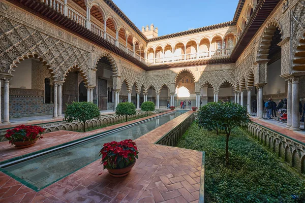 Ortaçağ bahçesi ve avlusu, Teras de las Doncellas, Kraliyet Sarayı, Sevilla, İspanya, Avrupa.