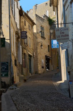 Eski taş binalar ve yerel işletmeler arasında yükselen dar kaldırım taşı caddeleri eski dünya cazibesini ve tarih duygusunu aktarıyor.