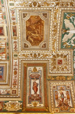 Detaylı freskler, karmaşık altın sıva çalışmaları ve klasik mitolojik ve dini sanat eserleri sergilenen ayrıntılı antika tavan.