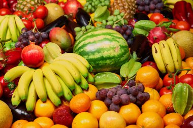 Taze meyve ve sebze çeşitleri canlı bir zemin oluşturarak, sağlık, beslenme ve doğal gıdayı teşvik eder.