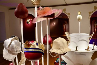 Sergilenen çocuk tiyatro şapkalarının yakın çekimi