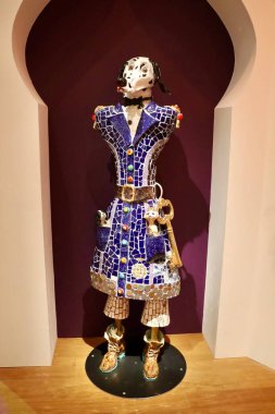 Büyük dekoratif seramik köpek heykeli.