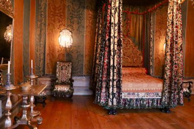 Paraşüt yataklı, zengin dekorlu kraliyet yatak odası.