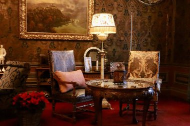 Masa ve sandalyeli kraliyet sarayı dolabı.