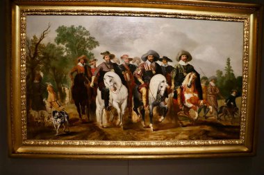 Kraliyet sarayı müzesinde sergilenen klasik kıyafetle monte edilmiş silahlı bir şahsiyeti tasvir eden tarihi bir tablo. Geleneksel sanat eseri miras olarak sunulmuştur..