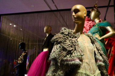 Bu resim, sarayın sergi salonunda kraliyet giysisi giymiş mankenleri gösteriyor. Giysiler gelenek, statü ve mahkeme törenini yansıtıyor.