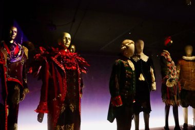 Bir grup manken törensel ve resmi antika giysiler içinde sunuluyor, tarihi bir ihtişamı çağrıştırıyor..