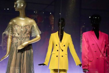 Bir tanesinde sarı yakalı, diğerinde de altın renkli önlüklü mankenler vardı..