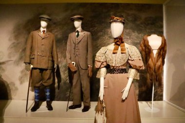 Bu fotoğraf, saraydaki mankenlerin üzerinde sergilenen bir grup tarihi gece elbisesini gösteriyor. Elbiseler kraliyet modasının ve resmi tarzın evrimini gösteriyor..