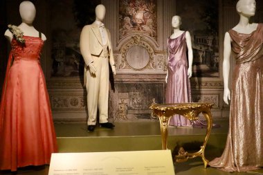 Akan siluetler ve hassas kesikler, bu dönemde kadın modasının değişen rolünü vurguluyor. Beyaz renk saflık, sofistike ve zamansız stili arttırır. Yumuşak kumaşlar ve ince süslemeler gibi detaylar