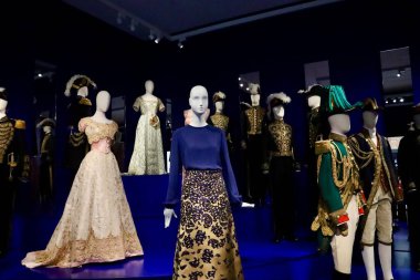 Tarihi moda koleksiyonlarının arıtılmış aksesuarlarını temsil eden açık bir dekoratif kutuda sergilenen antika katlanmış yelpaze..