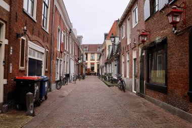 Leiden 'daki dar şehir caddesi, tarihi bir Hollanda şehrinde günlük yaşamı yakalayan küçük dükkanlar ve tabelalarla dolu..