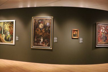 Resimler Alkmaar Belediye Müzesi 'nin içindeki yumuşak bir duvarda sergilendi. Sakin galeri atmosferi klasik sanat eserlerini ön plana çıkarıyor ve sessiz gözlem çağrısında bulunuyor..