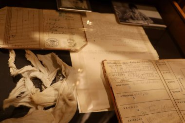 Dünya Savaşı sırasında Hollanda 'da Alman işgali altındaki sivil yaşamı konu alan müze sergisinde belgeler, pasaportlar ve el bombası parçaları yer alıyor..