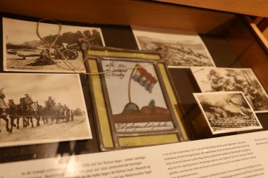 Fotoğrafların, kişisel eşyaların ve 2. Dünya Savaşı sırasında sivil hayatı belgeleyen resimli kartpostalların yer aldığı bir müze kompozisyonu..