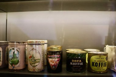 Tarihi Hollandalı şekerleme şirketinden antika ürünlerin koleksiyonu. Sanayi mirasının bir parçası olarak korunan klasik ambalaj.