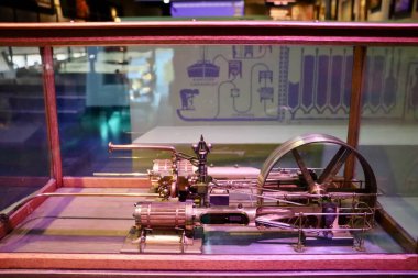 Müzede cam altında sergilenen endüstriyel makine parçaları. Tarihi şekerleme üretim hattının mekanik parçaları korunmuş.