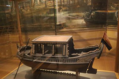 Geleneksel ahşap Hollanda teknesinin detaylı minyatür modeli.