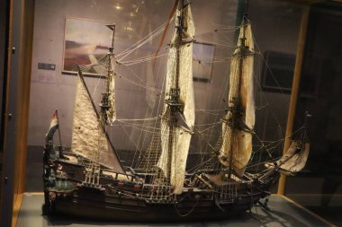 Yelkenli gemi modelleri bir müze sergisinde sergileniyor..