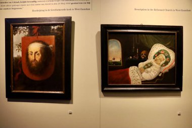 İki çerçeve bir duvarda sergilenmiş, biri bir adamı ve diğeri de yaslanmış bir kadını resmediyor..