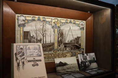 Bir zamanlar kapalı alanda sergilenen tarihi bir Hollanda fabrikasında kullanılan klasik metal konteynırlar..